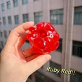 Juguete antiestrés rojo rubí translúcido con superficie texturizada a mano - Bola Ruidosa Rojo Rubí