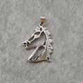 Collar con colgante de cabeza de caballo 3D de acero inoxidable sobre fondo gris texturizado - Hueco / Plateado