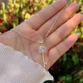 Vue à la main du collier pendentif clé plaqué or 18K avec zircons pavés étincelants - Clé Strass Dorée
