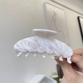 Pinza para el pelo grande de acetato con patrón de mármol blanco sostenida a mano - Aprox. 10,5 cm / Patrón De Pluma Blanca