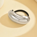 Élastique à cheveux minimaliste avec pièce en métal argenté sur base beige - Argenté