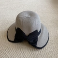 Detalle de un sombrero de paja gris con ala ancha y un elegante lazo negro decorativo - M (56-58cm) / Estilo con Ribete en Contraste / 02# Gris