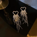 Orecchini a cuore color argento con nappine in strass e catenine di cristallo - Argento