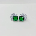 Asymmetrische bloemenoorknopjes met vierkante groene zirkonia in een zilveren zetting - Groen Verzilverd