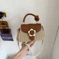 Sac à main élégant en paille avec rabat en cuir marron et fermoir fleuri d'été - Brun Foncé