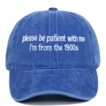 Gros plan de la broderie sur la casquette en denim délavé bleu de style rétro 1900 - Réglable / Bleu royal