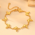 Detailaufnahme eines goldenen Schmetterlingsarmbands mit einer verstellbaren Gliederkette - Hohles Schmetterlingsarmband (Gold)
