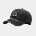 Gros plan détaillé de la broderie CAT MOM sur casquette en coton délavé gris foncé - Réglable / Noir