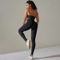 Primer plano del conjunto de yoga negro acanalado que muestra el legging y el sujetador deportivo - S / Conjunto de Sujetador Halter + Leggings / Halter-Negro