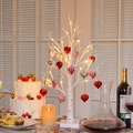 Albero di betulla a LED decorativo con ornamenti a cuore colorati e rami luminosi - Albero Decorativo con Cuori / 60cm/24LED