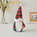Gnome de Noël avec bonnet à carreaux rouges et noirs tenant un petit coffret cadeau - Carreaux Rouge/Noir (Père Noël)