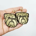 Goldene Spiegel-Acryl-Ohrringe im französischen Bulldoggen-Stil auf der Handfläche - Goldene Französische Bulldogge