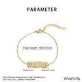 Dettaglio del bracciale dorato con ciondolo MAMA in strass e chiusura a moschettone - Bracciale Oro