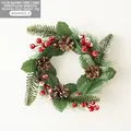 Weihnachtskranz mit 15cm Durchmesser, Pinienkernen, Nadeln und roten Schneebeeren - Stil A