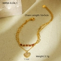 Detalle de pulsera de doble capa dorada con cuentas rojas y colgante de corazón sobre piedra - Estilo Corazón Perlas Rojas Chapado En Oro 18K (NMSB-E226-1)