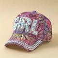 Détail d'une casquette de baseball avec logo en perles et strass multicolores - Rose