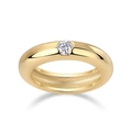 Close-up of a gold moissanite ring showing the thick band and secure inset setting - R14924+gra/black Card / US Size 7 / Circumference 54.3mm