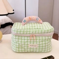 Neceser acolchado de cuadros verdes y blancos con asa rosa y gran capacidad de uso - 25*16*13cm / Verde a Cuadros / [atributos Del Producto] Este Producto Es Un Neceser Acolchado A Cuadros Verdes Y Blancos. Las Asas Son De Tela A Cuadros Rosas Y Están Bordadas Con Las Letras "melody" En Colores Vivos. El Material Parece Ser Algodón Acolchado Suave. La Parte Frontal Del Neceser Presenta El Logotipo De La Marca "the Jolly House" Y Un Cierre De Cremallera Bidireccional. [presentación Visual] Las Imágenes Fueron Tomadas En Un Dormitorio Cálido Con Iluminación Suave A La Izquierda. El Tono De Color Es Fresco Y Natural Transmitiendo Una Fuerte Sensación De Vida Cotidiana. La Nitidez De La Imagen Es [alta] Y La Textura Es Excelente. El Atractivo Estético Es [alto] Con Una Puntuación General De [8.2]. El Equilibrio Visual General Es Bueno Y La Uniformidad Del Color Es Alta. [contenido Del Texto] El Texto Del Producto Contiene "melody" Y "the Jolly House"; Las Marcas De Agua Son Un Área Borrosa En La Esquina Inferior Derecha Que Ha Sido Ocultada Artificialmente Lo Que Indica Residuos De Marca De Agua. Se Recomienda Eliminarlas Por Completo Para Mejorar La Profesionalidad. [etiquetas Logísticas] Ninguna [riesgo De Infracción] El Nombre "melody" En El Asa Del Producto Pertenece A Un Conocido Personaje De Sanrio Lo Que Supone Un Riesgo De Infracción De Marca Con Una Probabilidad De [07]. 【parámetros Del Producto】color: Verde/blanco/rosa; Estampado: Cuadros; Cierre: Doble Cremallera; Material: Tela Acolchada.