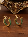 Détail de créoles en acier doré 18K avec zircons verts carrés, poids léger de 2,8g - ZHE2399 - Strass Vert / Or 18K