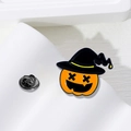 Dettaglio spilla smaltata zucca arancione con cappello nero da strega per Halloween - Zucca con Cappello da Strega