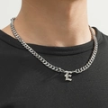 Zilveren gotische letter E hanger aan een Cubaanse schakelketting gedragen door model - Zilveren Letter E