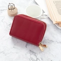Cartera de mujer en cuero granulado rojo con doble cremallera y gran capacidad interior - Granate