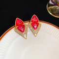 Dettaglio di orecchini vintage in resina con pietre rosa e finiture dorate lucide - 44# Oro-Magenta-Orecchini a Bottone a Triangolo Rombo con Strass