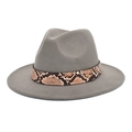 Chapeau fedora en laine gris clair avec ceinture en serpent vu sous un angle de 45 degrés - M (56-58cm) / Gris clair