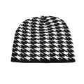 Dettaglio della trama pied de poule bianco e nero su un caldo berretto invernale a maglia - Houndstooth