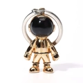 Detalle de un llavero de astronauta dorado con acabado pulido y visor negro - Dorado
