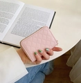 Rosa gestepptes Kartenetui aus Leder mit Gold-Reißverschluss auf altem Buch - Gesteppt Rosa