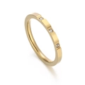 Anillo de acero de titanio dorado pulido con tres delicados diamantes incrustados - US 5 / Dorado