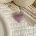 Détail d'une pince à cheveux cœur en acétate violet mat avec gravure France Handmade - Violet