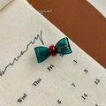 Detail der smaragdgrünen Haarklammer mit goldener France Handmade Schrift und rotem Kern - Blau