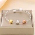 Bracciale a cavo tricolore con perle e sfere oro-argento su scatola porta gioielli - Stile in Filo d'Acciaio con Perla Tonda (KB120870-KFC)