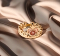Detail van verstelbare gouden kroonring met hartvormige rode steen op zijden stof - Verstelbaar Open / Goud Kroon Rood Hart (Wjz555)