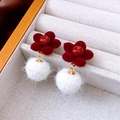 Dettaglio dell'orecchino a fiore rosso con pompon bianco e componenti in metallo oro - Stile Rosso e Bianco (Ago d'argento)