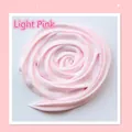 Dettaglio macro di colla a crema rosa chiaro a spirale con trama setosa e lucida - Rosa Chiaro