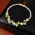 Dettaglio del bracciale in zircone argento con pietre verdi su sfondo nero testurizzato - Argento-Verde Oliva