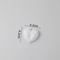 Weißer geometrischer Herz-Schmuckständer für Ohrringe, Maße 4,3 cm x 4,2 cm - Kleines Herz