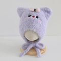 Detail der lila Plüsch-Katzenmütze für Mädchen mit 3D-Ohren, Schleife und weichen Bändern - 3-8 Jahre / Hellviolett