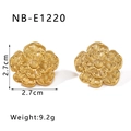 Primer plano de pendientes de flor dorados con textura radial y medida de 2,7 cm - Estilo de Flor Dorada (NB-E1220) / Oro de 18K