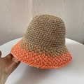 Dettaglio di un cappello di paglia fatto a mano con trama bicolore in arancione e beige - M (56-58cm) / Arancione