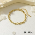 Vista dettagliata del bracciale a catena dorata con chiusura a moschettone e ciondolo - Stile a Maglia ad Anelli Ovali Dorati (BR1896-U)
