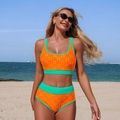 Dettaglio bikini arancione traforato con bordi a contrasto verde menta sulla spiaggia - S / Arancione