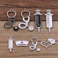 Set di 8 ciondoli medici con stetoscopio e siringa su sfondo in legno naturale - Argento - Set da 8 Pezzi Tema Medico