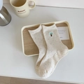 Weiße Baumwollsocken mit bunten Sprenkeln, Palmenbestickung und gewelltem Randabschluss - Palme