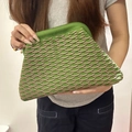 Pochette in maglia a righe verde e rosa con trama ad arco e chiusura a scatto rigida - Borsa a mano in maglia / Modello a squame di pesce rosa e verde