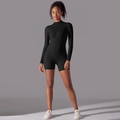 Detalle de un body deportivo negro de manga larga con cuello alto y cremallera oculta - S / Negro