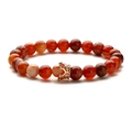 Rotes Achat Perlenarmband für Damen mit Roségold Kronenanhänger und elastischem Band - Linienachat